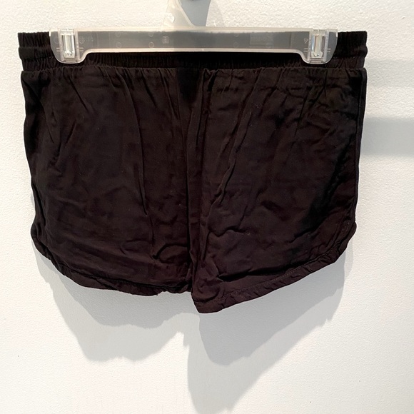 Ardene โข Black mini short with elastic waist - Picture 4 of 7